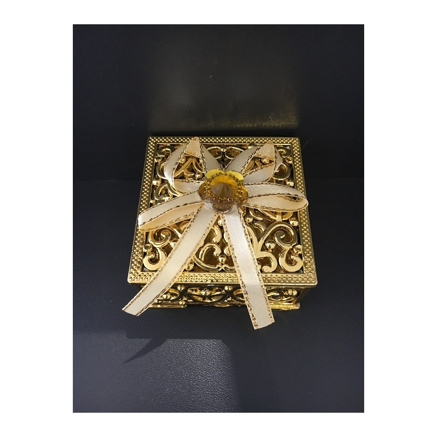 boite carrée dorée avec ruban
