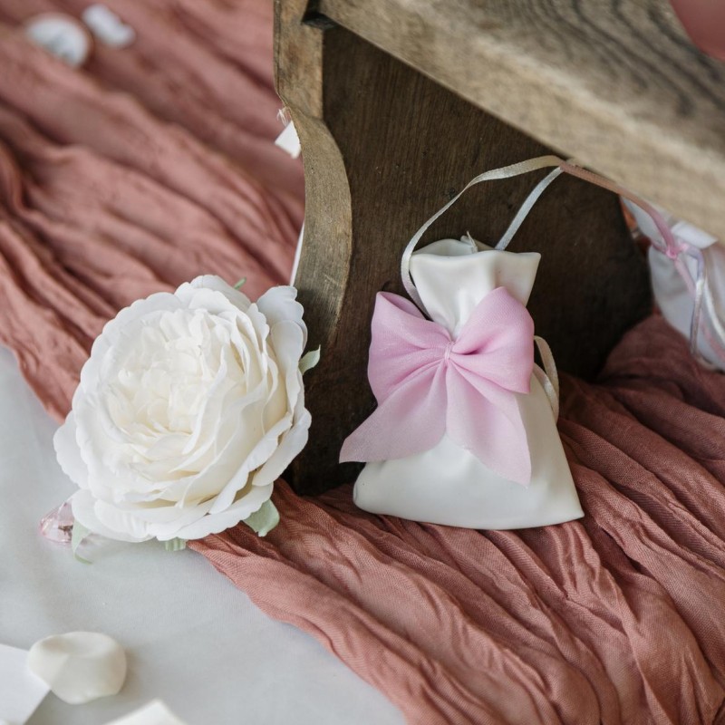Pochons satin blanc noeud mousseline rose