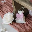 Pochons satin blanc noeud mousseline rose